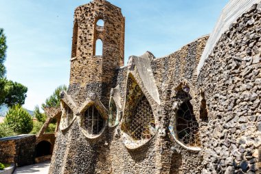 Gaudi 'nin Colonia Guell, Barcelona, Katalonya, İspanya ve Avrupa' daki mezarının dışında.