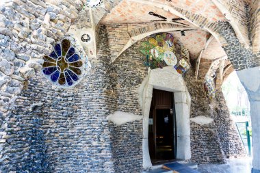 Gaudi 'nin Colonia Guell, Barcelona, Katalonya, İspanya ve Avrupa' daki mezarının dışında.