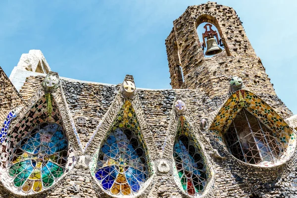 Gaudi 'nin Colonia Guell, Barcelona, Katalonya, İspanya ve Avrupa' daki mezarının dışında.