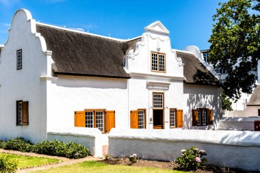 Stellenbosch, Batı Burnu, Güney Afrika, Afrika 'da Hollanda Burnu mimarisi tarzında eski bir Beyaz Saray' ın dışı.