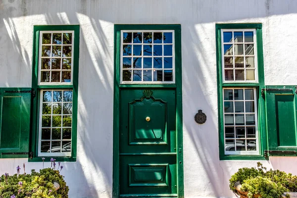 Utanför Ett Gammalt Vitt Hus Stil Med Den Holländska Cape — Stockfoto