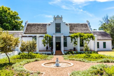 Stellenbosch, Batı Burnu, Güney Afrika, Afrika 'da Hollanda Burnu mimarisi tarzında eski bir Beyaz Saray' ın dışı.