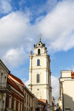 St. Johns Kilisesi (Aziz John the Baptist ve Aziz John the Havari ve Evangelist) Vilnius Eski Kasabası 'nda yer almaktadır.