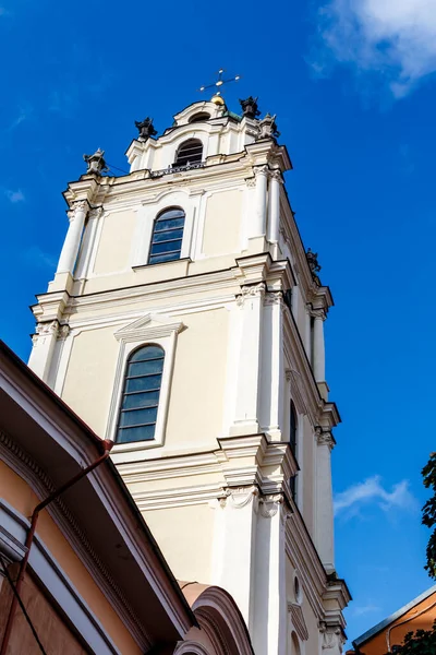 聖ヨハネ教会の塔 聖ヨハネ バプテスト教会と聖ヨハネ 福音書記者 はヴィリニュス旧市街に位置し リトアニア ヨーロッパのヴィリニュス大学の一部である — ストック写真