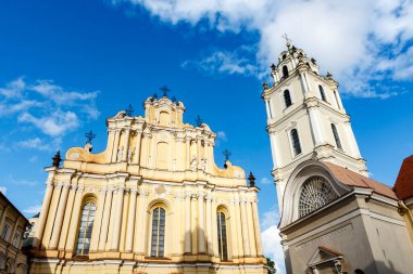St. Johns Kilisesi (Aziz John the Baptist ve Aziz John the Havari ve Evangelist), Vilnius Eski Kasabası 'nda yer almaktadır.