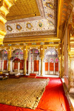 Jodhpur, Rajasthan, Hindistan ve Asya 'daki Mehrangarh kalesinin zengin iç mimarisi.