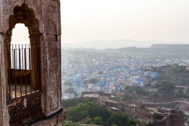 Mehrangarh Kalesi ve mavi şehir Jodhpur, Rajasthan, Hindistan, Asya 'ya bakın.