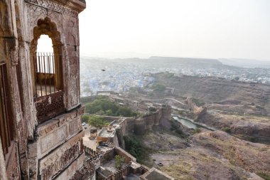 Mehrangarh Kalesi ve mavi şehir Jodhpur, Rajasthan, Hindistan, Asya 'ya bakın.