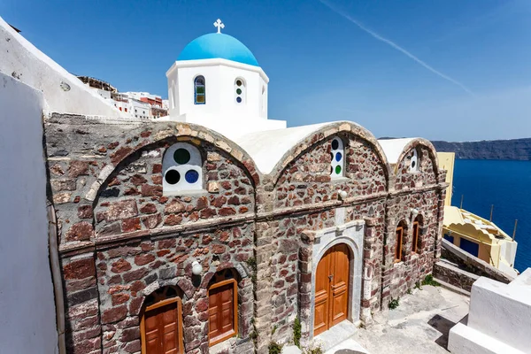 小さな礼拝堂と青いドームでOia Santorini Greece Europe — ストック写真