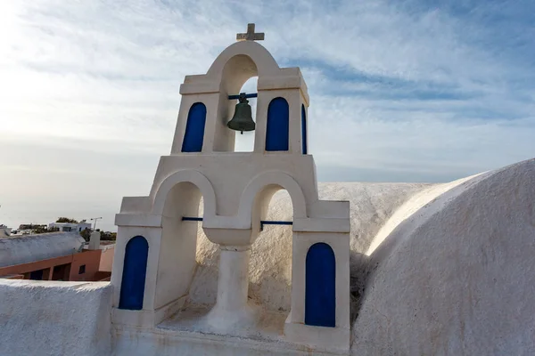 Weiße Griechisch Orthodoxe Kirche Mit Glockenturm Oia Santorin Kykladen Griechenland — Stockfoto