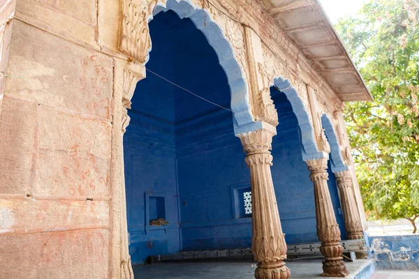 Edifício Antigo Com Arcos Nos Jardins Mandore Jodhpur Rajasthan Índia — Fotografia de Stock