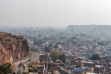 Jodhpur, Rajasthan, Hindistan ve Asya 'daki Brahmapuri bölgesindeki mavi evlere bakın.