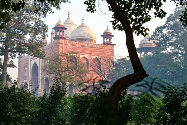 Buitenzijde Van Rode Stenen Moskee Taj Mahal Agra Uttar Pradesh — Stockfoto