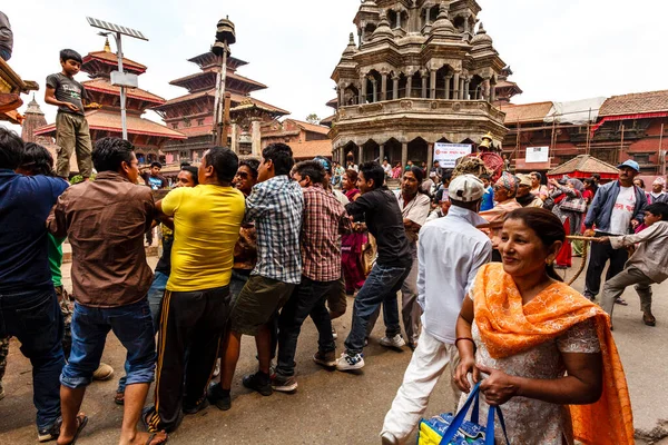 People Pull Chariot Rain God Hindu Festival Patan Durbar Square — Stock Photo, Image