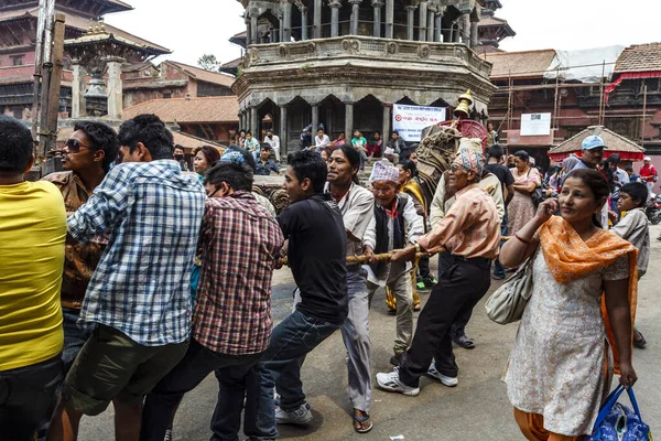 Menschen Ziehen Den Wagen Des Regengottes Ein Hinduistisches Fest Patan — Stockfoto
