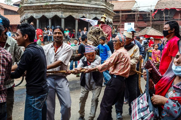 People Pull Chariot Rain God Hindu Festival Patan Durbar Square — Stockfoto