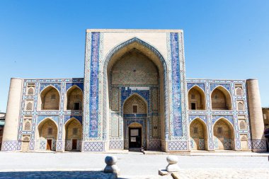Buhara 'daki Ulugbek Madrasa' nın dışı. Orta Asya 'da 15. yüzyılda kurulan en eski Madrasa ve Özbekistan, Orta Asya' daki UNESCO Dünya Mirasları Alanı