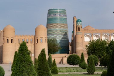 Khiva, Özbekistan, Orta Asya 'daki Kalta Minor minaresi ve şehir duvarları