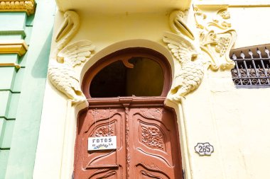 Havana, Küba, Karayipler, Kuzey Amerika 'daki eski tarihi merkez Havana, Havana' daki eski bir binanın cephesi