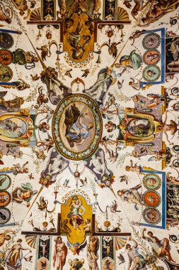Floransa, İtalya ve Avrupa 'daki Uffizi Galerisinin zengin dekore edilmiş tavanı