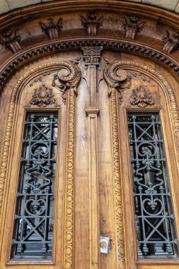 Bilbao, İspanya ve Avrupa 'daki eski bir binanın süslü ahşap kapısı.