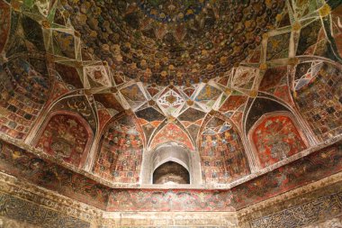 Agra, Uttar Pradesh, Hindistan ve Asya 'daki Chini Ka Rauza' nın (Çin Mezarı) zengin iç mimarisi.