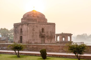 Agra, Uttar Pradesh, Hindistan ve Asya 'daki Chini Ka Rauza' nın (Çin Mezarı) dışı.