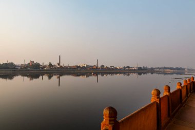 Agra, Hindistan, Asya 'daki Yamuna (Jumna) Nehri' ndeki Itimad-ud-Daulah mozolesinden görüntü