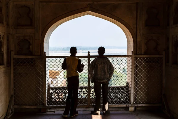 Indiase Jongens Kijken Naar Taj Mahal Van Agra Fort Agra — Stockfoto