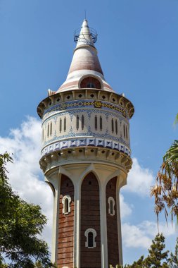 Barceloneta 'daki güzel Modernist su kulesi, Torre de les Aigues, Barselona, İspanya, Avrupa