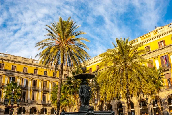 Barcelona, Katalonya, İspanya ve Avrupa 'daki Plaza Real Meydanı' nda sarı bir binanın cephesi