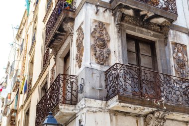 El Raval, Barselona, Katalonya, İspanya, Avrupa 'daki eski bir apartmanın cephesi