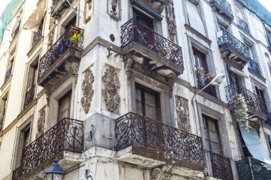 El Raval, Barselona, Katalonya, İspanya, Avrupa 'daki eski bir apartmanın cephesi