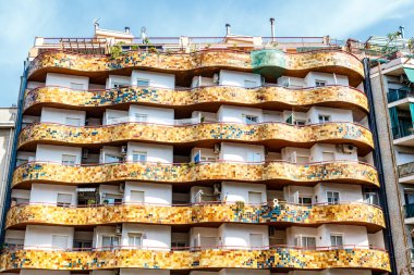 Barselona, Katalonya, İspanya ve Avrupa 'da renkli bir apartmanın dış cephesi.