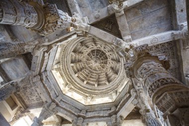 Adinatha tapınağının içini süsleyin, Ranakpur, Rajasthan, Hindistan, Asya 'da bir Jain tapınağı.