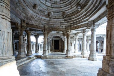 Adinatha tapınağının içini süsleyin, Ranakpur, Rajasthan, Hindistan, Asya 'da bir Jain tapınağı.