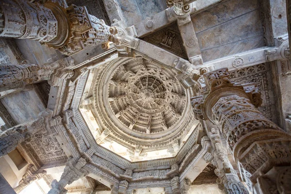 Adinatha tapınağının içini süsleyin, Ranakpur, Rajasthan, Hindistan, Asya 'da bir Jain tapınağı.