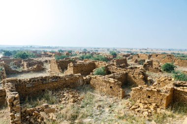 Thar Çölü, Rajasthan, Hindistan, Asya 'daki Kuldhara köyündeki terk edilmiş kerpiç evleri.
