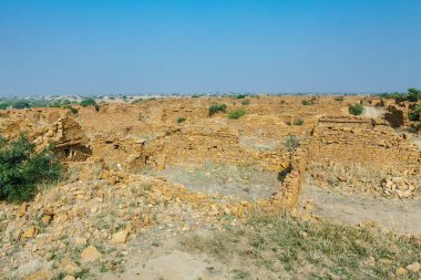 Thar Çölü, Rajasthan, Hindistan, Asya 'daki Kuldhara köyündeki terk edilmiş kerpiç evleri.