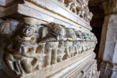 Ranakpur, Rajasthan, Hindistan ve Asya 'daki Adinatha Tapınağı' nın içine filler oyulmuş.