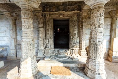 Adinatha tapınağının içini süsleyin, Ranakpur, Rajasthan, Hindistan, Asya 'da bir Jain tapınağı.