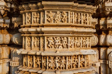 Ranakpur, Rajasthan, Hindistan ve Asya 'daki bir Jain tapınağı olan Kamasutra' dan sahnelerle Jain tapınağının dışı.