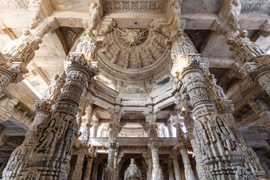 Adinatha tapınağının içini süsleyin, Ranakpur, Rajasthan, Hindistan, Asya 'da bir Jain tapınağı.