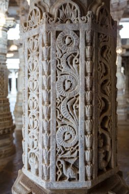 Ranakpur, Rajasthan, Hindistan ve Asya 'daki Adinatha tapınağında güzel bir kuş ve çiçek desenli mermer sütun oyulmuş.