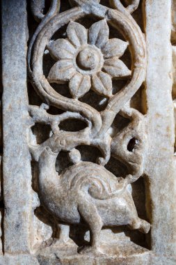 Ranakpur, Rajasthan, Hindistan ve Asya 'daki Adinatha tapınağında güzel bir kuş ve çiçek desenli mermer sütun oyulmuş.
