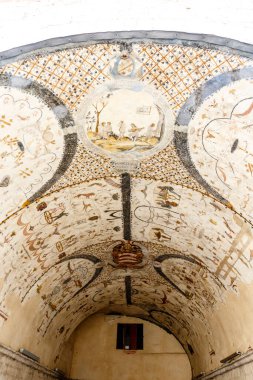 La Volta Pinta is a vault located on Piazza del Comune in Assisi (Italy) and is covered in 16th century fresco's, of grotesque figures, legends and myths.