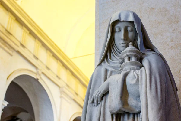 Άγαλμα Της Αγίας Κλαιρ Της Ασίζης Santa Chiara Καθεδρικός Ναός — Φωτογραφία Αρχείου