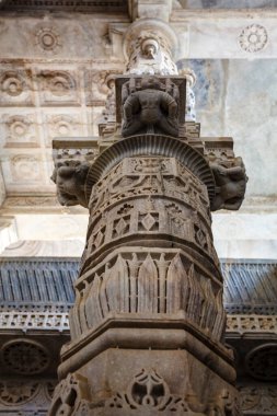 Ranakpur, Rajasthan, Hindistan ve Asya 'daki Adinatha tapınağında güzel bir desenle oyulmuş mermer sütun.