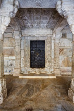 Adinatha tapınağının içini süsleyin, Ranakpur, Rajasthan, Hindistan, Asya 'da bir Jain tapınağı.