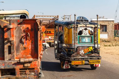 Kamyonlar, triportörler ve arabalar ile yoğun trafik Bikaner 'den Jaisalmer' e, Rajasthan, Hindistan, Asya